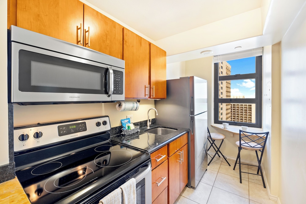 Diamond Head and Ocean views with King Bed and Parking: Suite, 1 Bedroom, Balcony, Ocean View (0071) photo