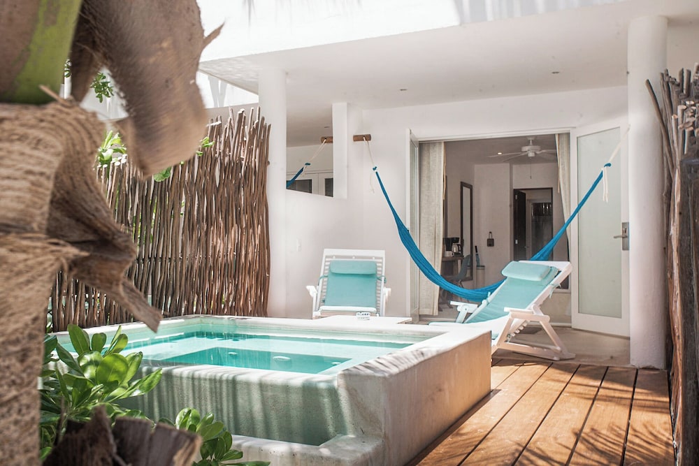 Beachfront Room (king)