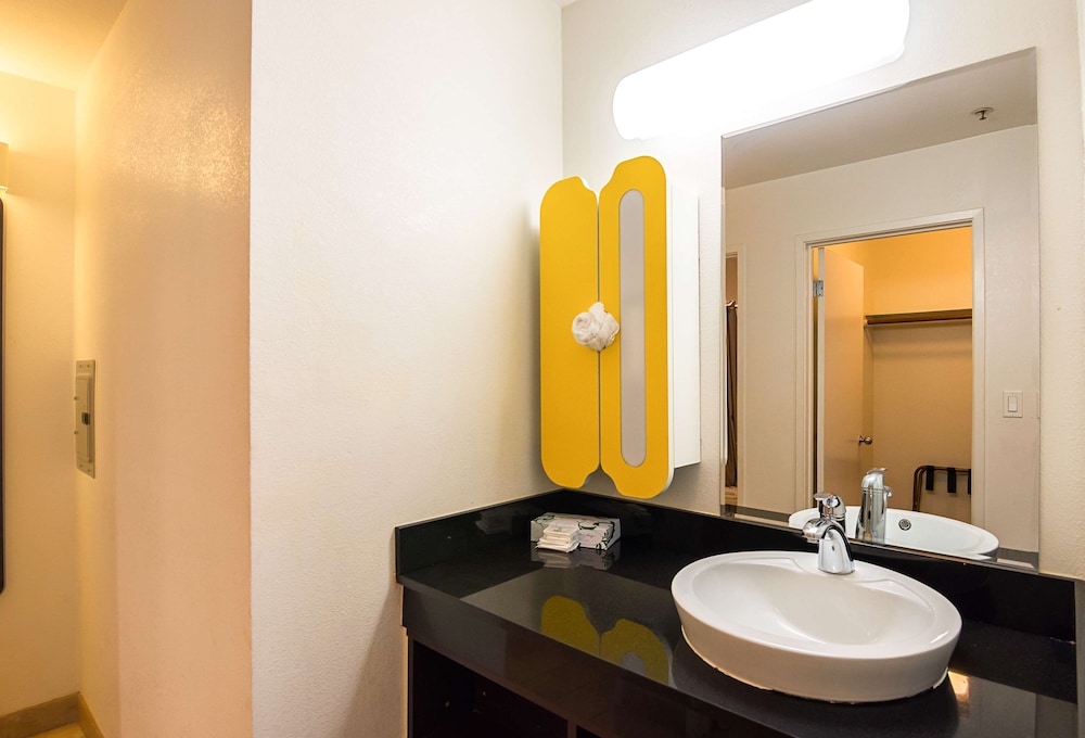 Standard Room, Multiple Beds, Non Smoking - Photo 7