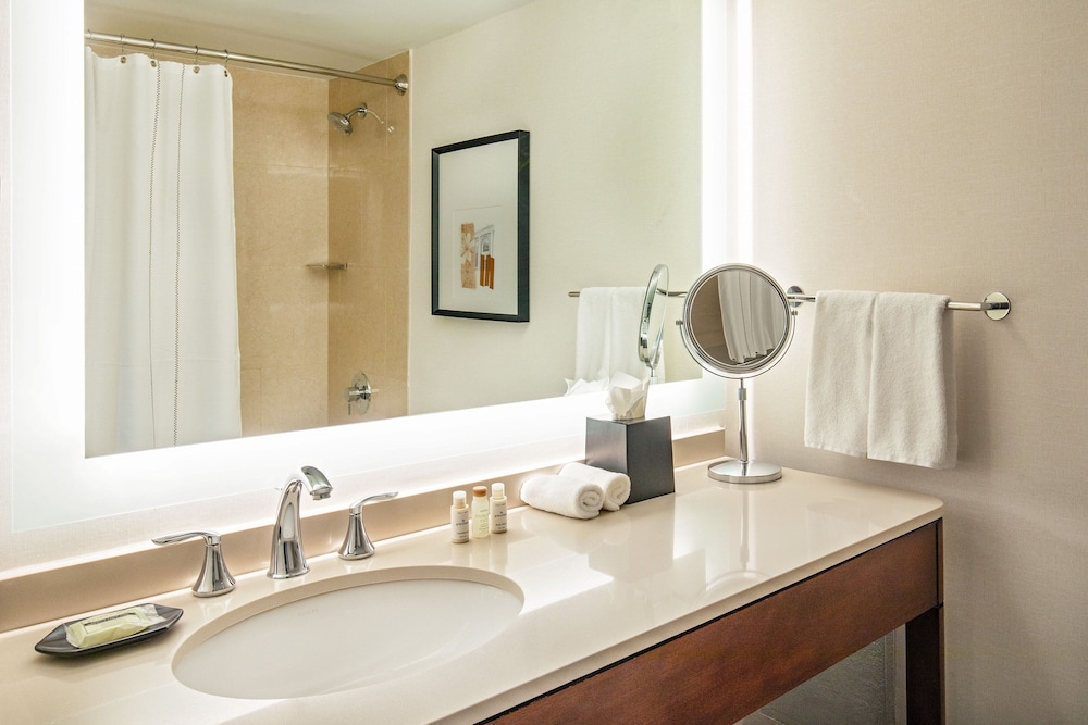 Junior Studio Suite, 1 King Bed, Executive Level - Photo 4
