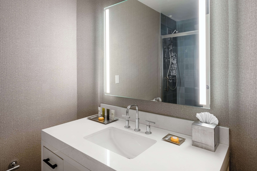 Suite, 1 King Bed (Peloton Bike) - Photo 4