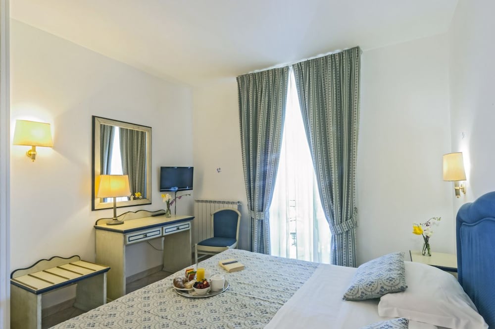 Standard Double or Twin Room, Lake View photo 3