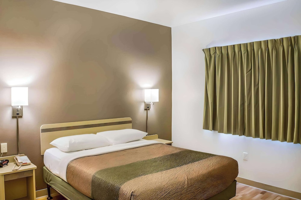 Standard Room, 1 Queen Bed, Non Smoking - Photo 1