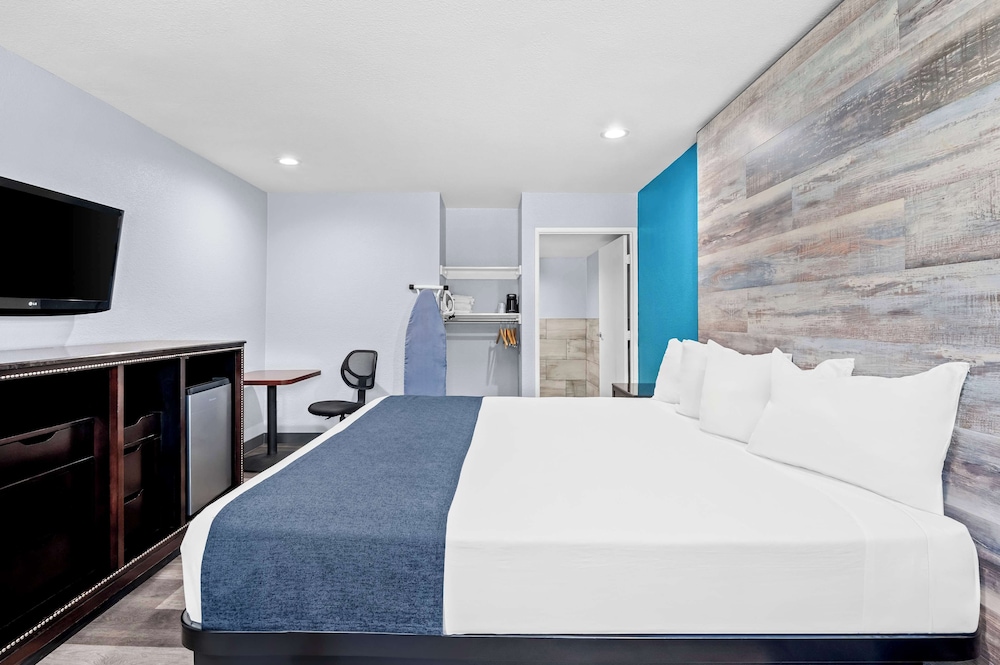 Standard Room, 1 King Bed, Accessible, Refrigerator - Photo 3