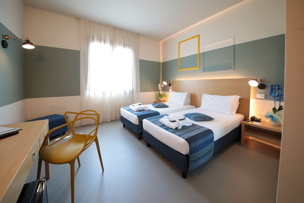 Standard Room, 1 Queen Bed (Twin bed on request) photo 1