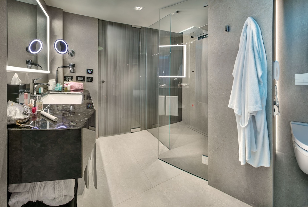 Deluxe Room with Double Bed or Two Single Beds and Wellness Area Access thumbnail 5