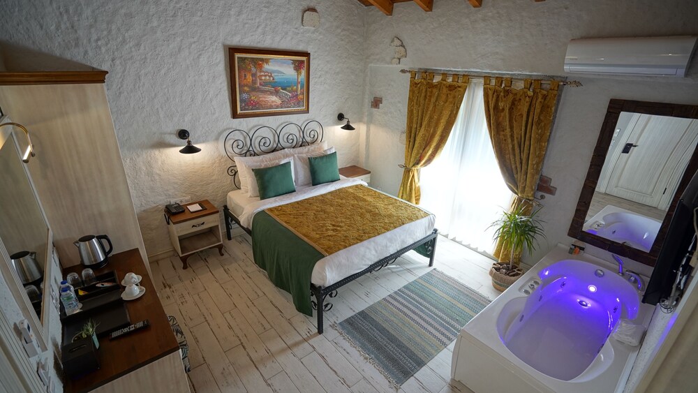 Room, Jetted Tub