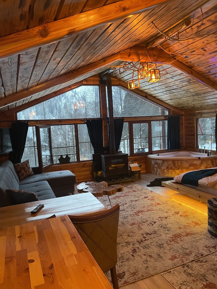 Panoramic Room, 1 Queen Bed, Jetted Tub, Mountain View photo 2