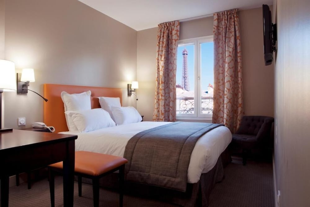 Double Room, nice Eiffel Tower view