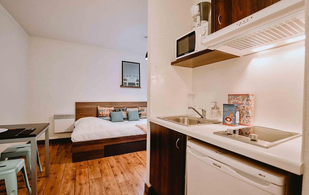 Studio, Kitchenette