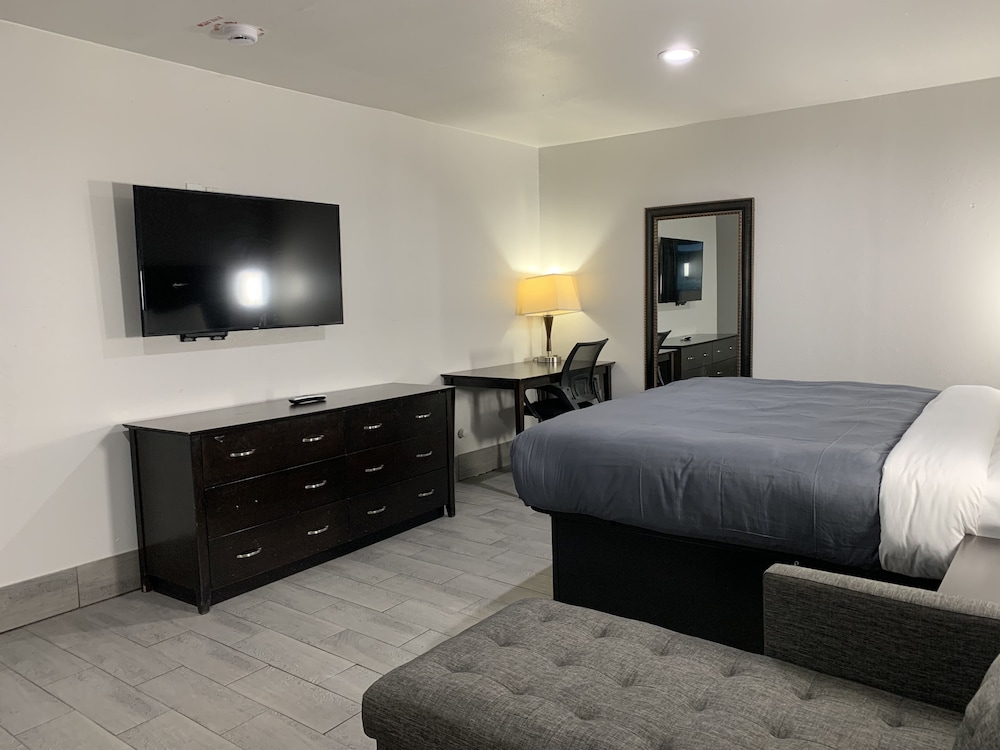 Family Studio Suite, 1 King Bed, Non Smoking, Kitchenette photo 2