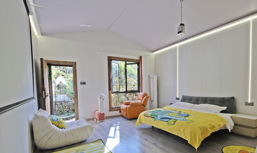 Family Room, Hill View