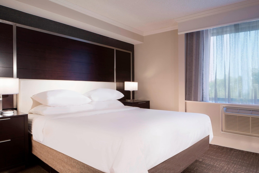 Suite, 1 Bedroom (Mobility Accessible, Roll-In Shower)
