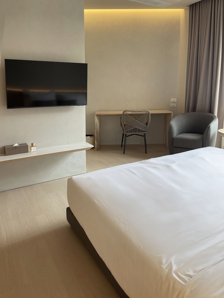 Standard Suite, 1 King Bed, Balcony, City View photo 2
