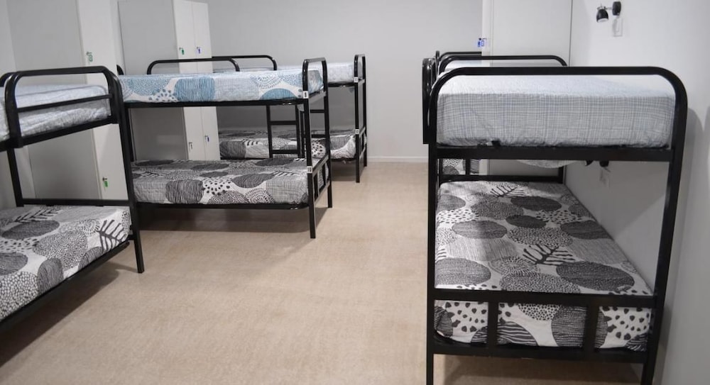 Dormitorio Compartido, Dormitorio Mixto, Baño Compartido (16 Camas)