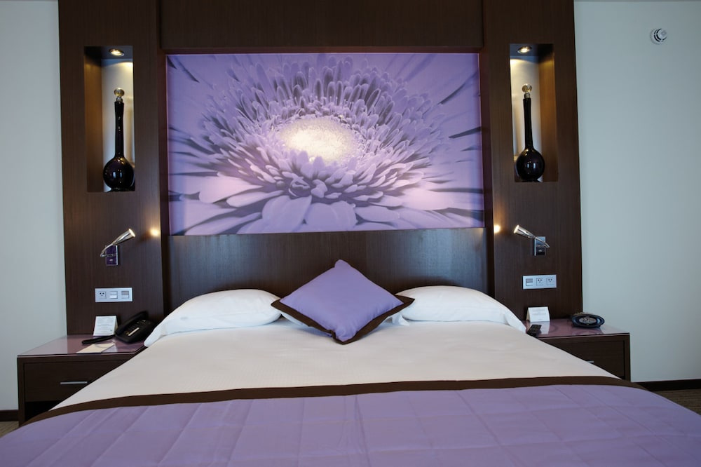 Deluxe Room, 1 King Bed - Photo 1