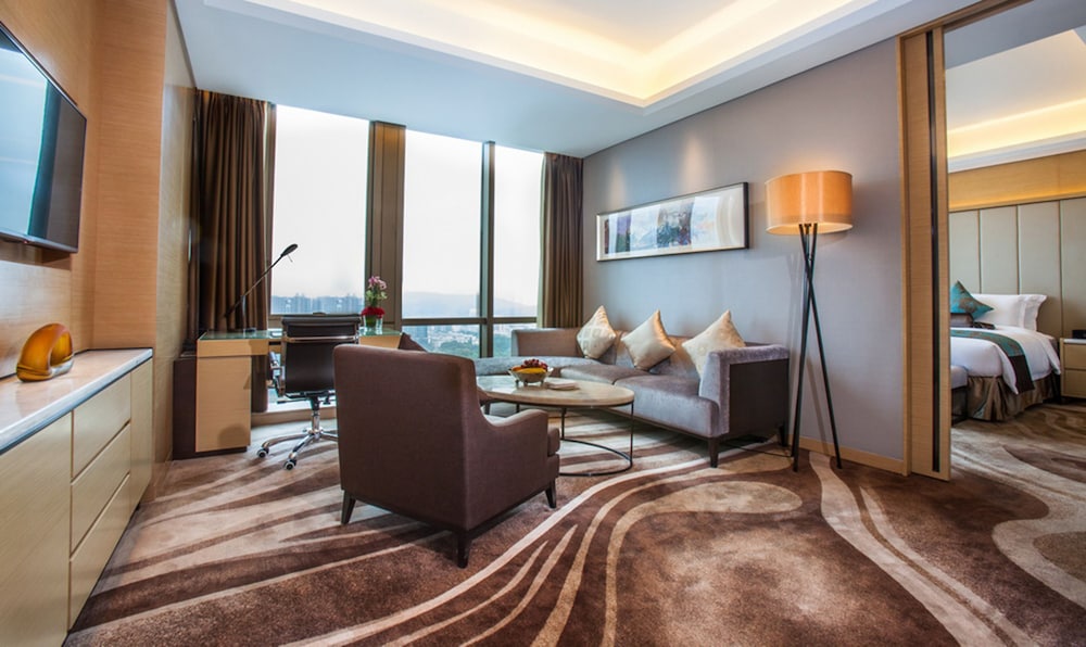 Executive Suite, 1 King Bed, Non Smoking, City View thumbnail 5