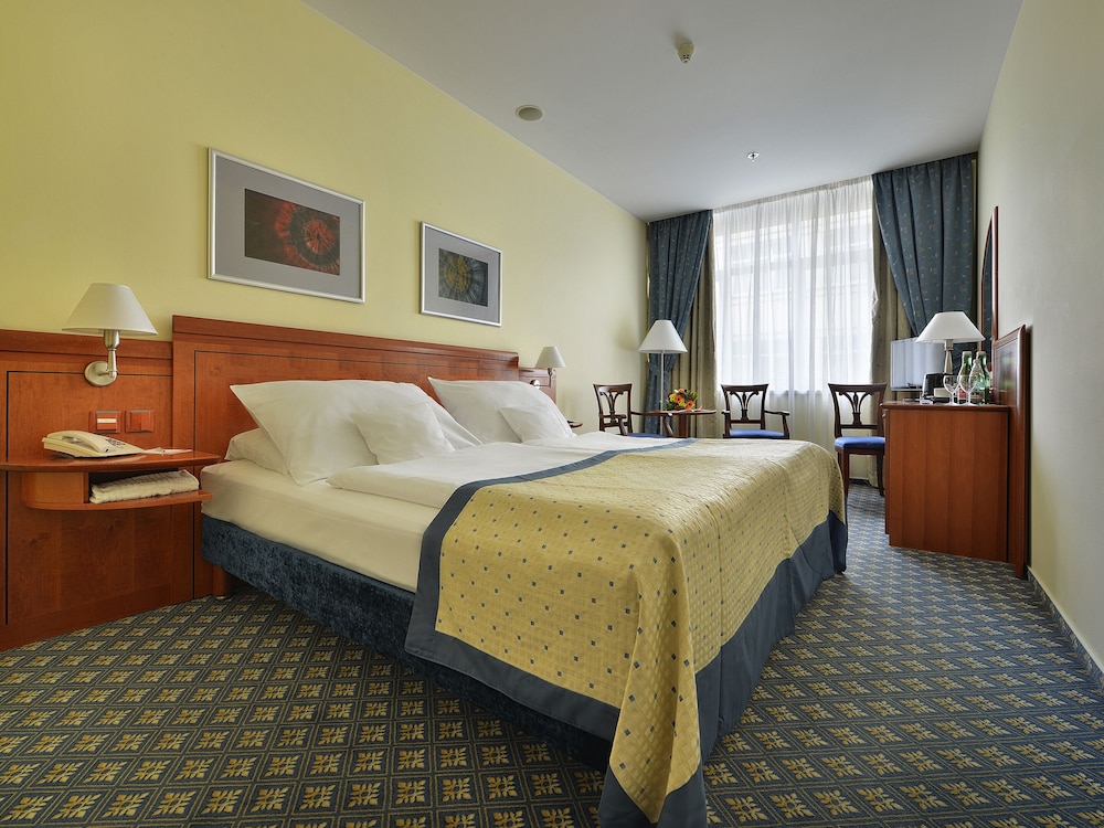 Room, 1 King Bed, Non Smoking - Photo 3