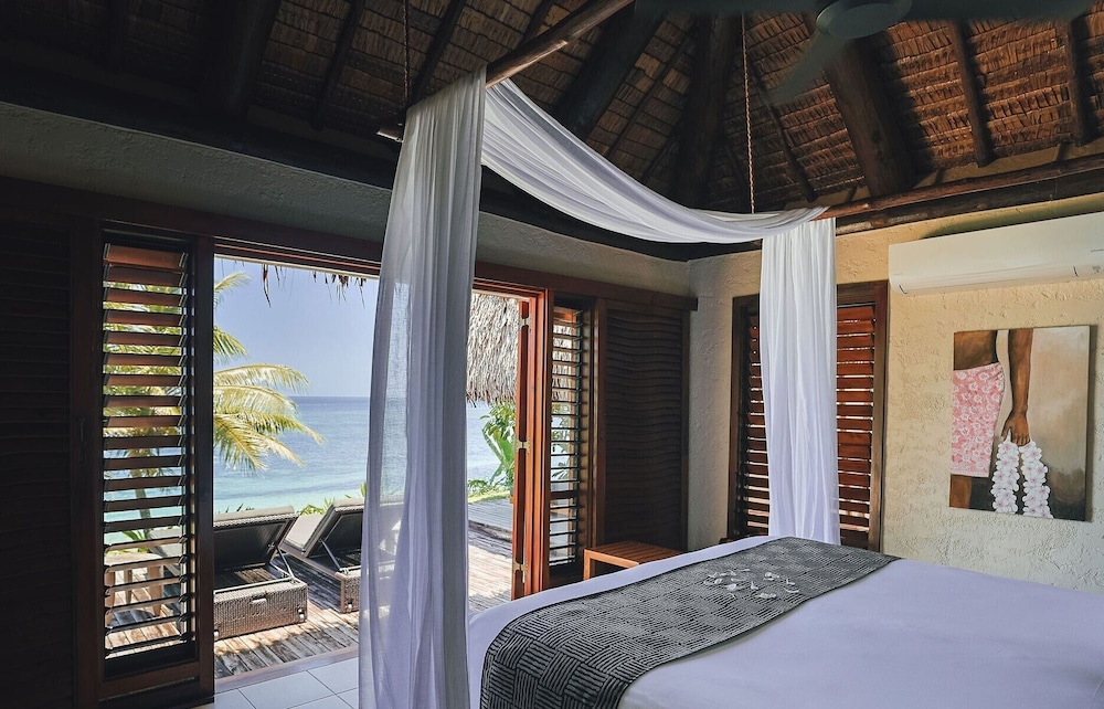 Beachfront Pool Villa photo 1