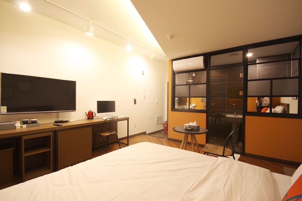 Standard Double Room, Non Smoking - Photo 5