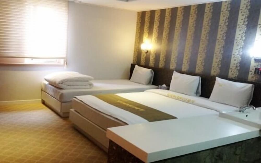 Twin Room (Extra person fee: KRW 10,000) photo 2