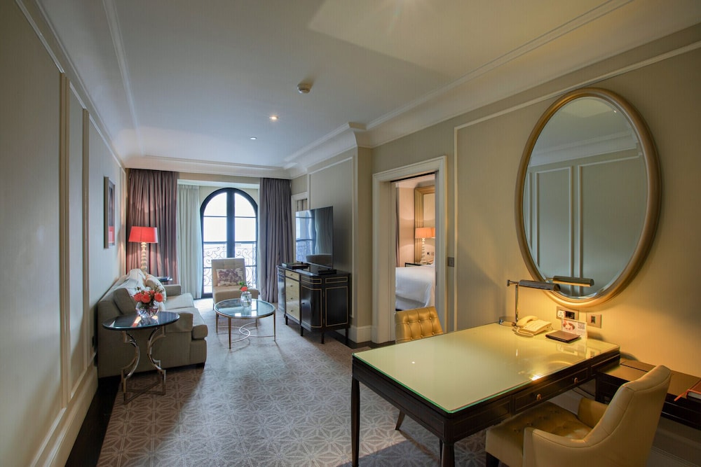 Executive Suite, 1 King Bed (Residential View)