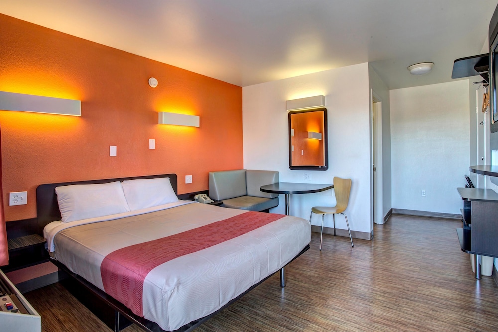 Standard Room, 1 Queen Bed, Smoking photo 2