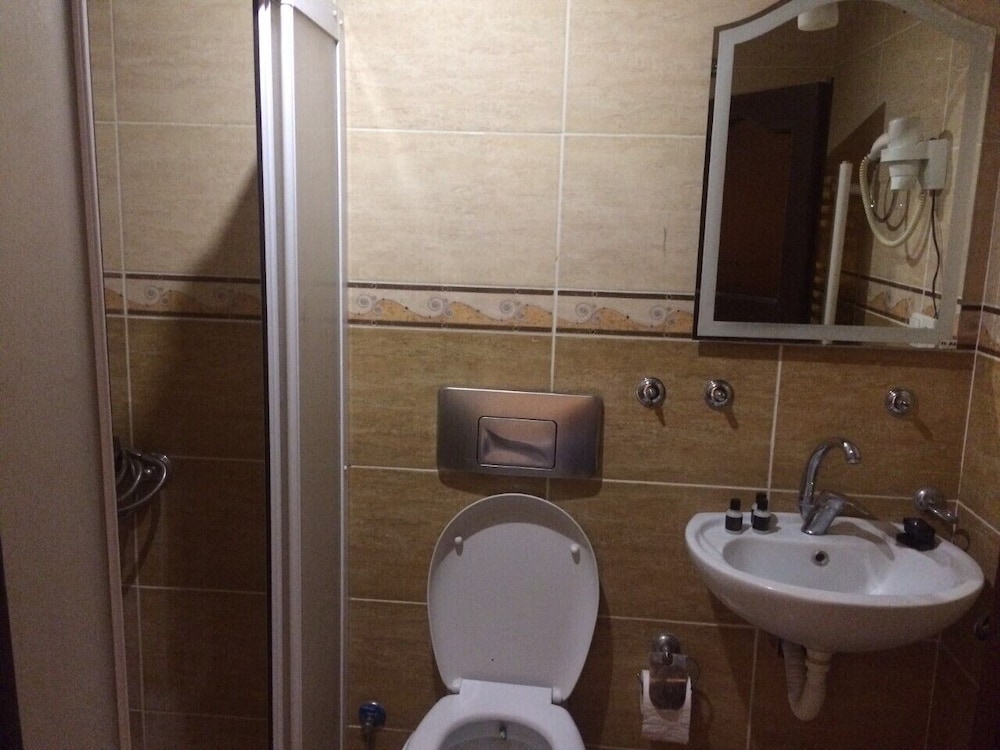 Basic Quadruple Room photo 2