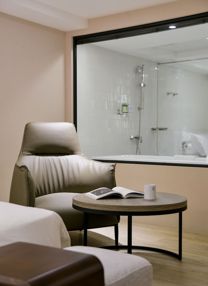 Superior Suite - Photo 10