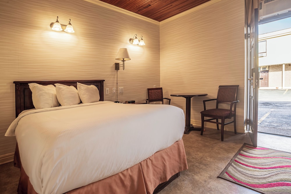 Standard Room, 1 Queen Bed, Courtyard Area