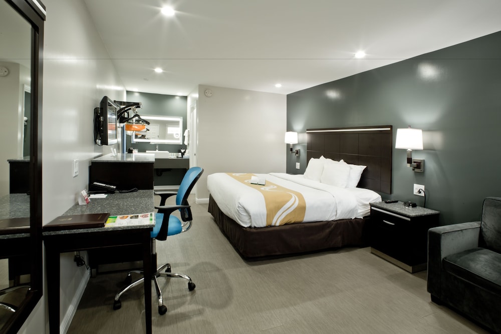 Room, 1 King Bed, Mobility Accessible, Non Smoking - Photo 1