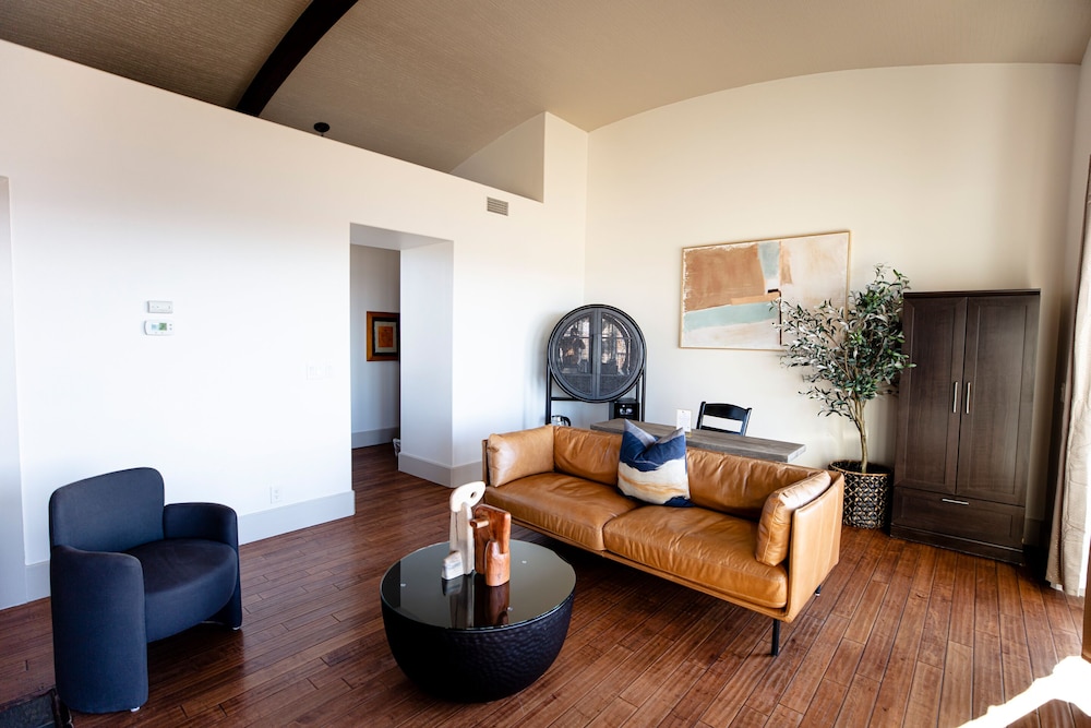 Romantic Bungalow, Multiple Beds, River View photo 3