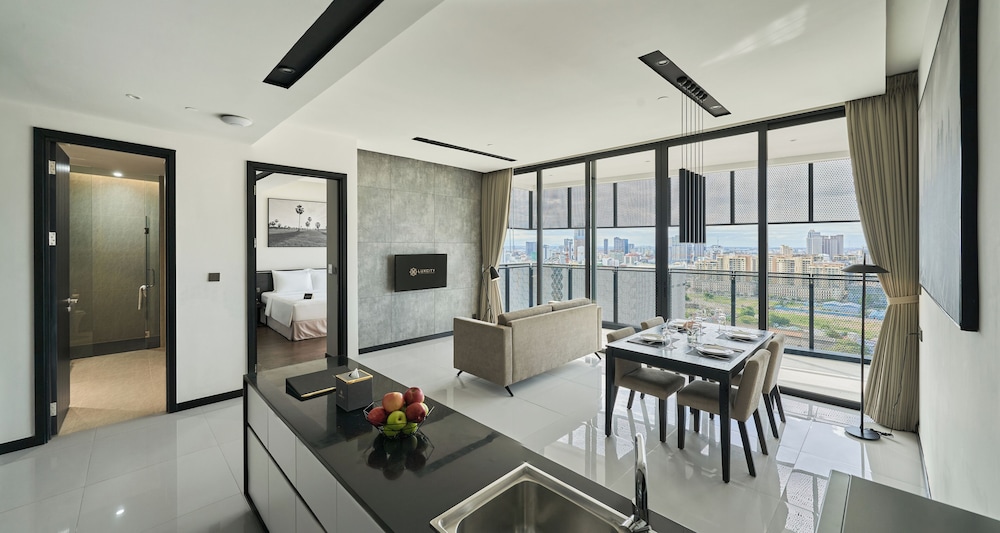 Executive Residence - Photo 1