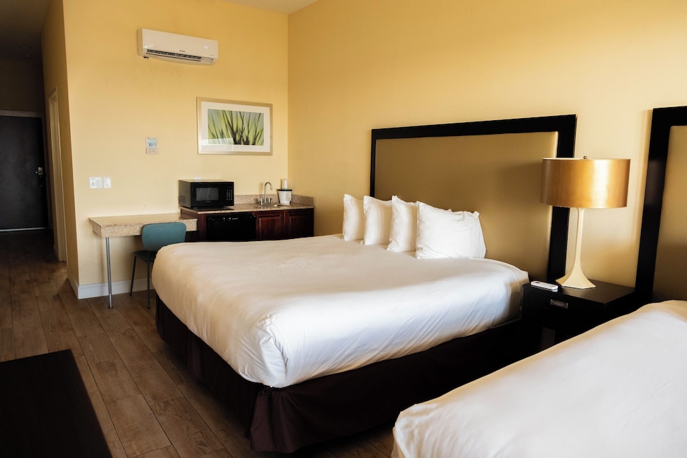 Room, Multiple Beds, Lake View (Nonsmoking) photo 3
