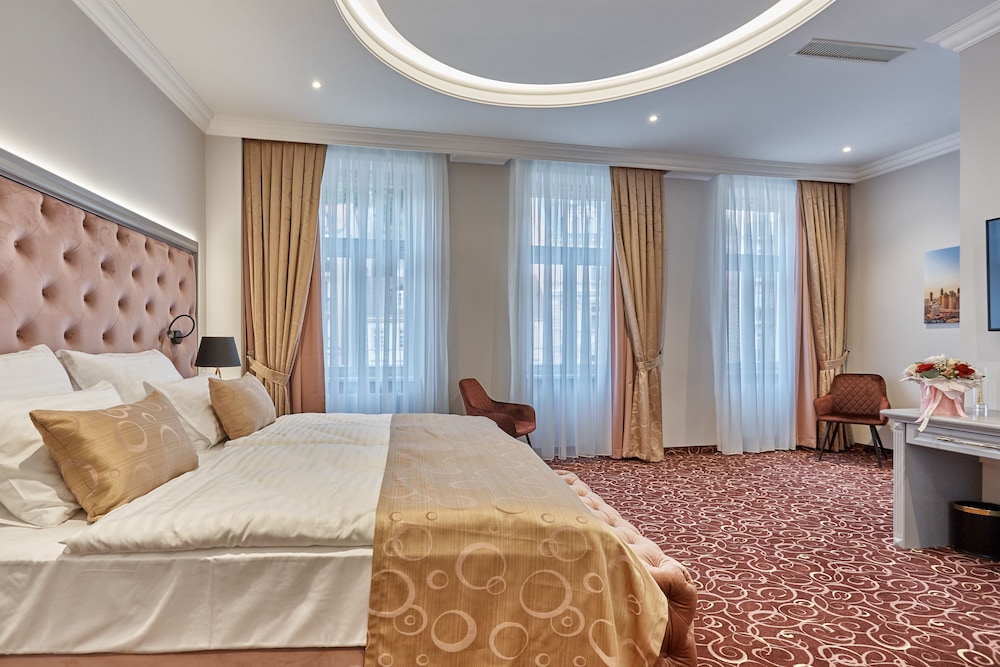 Junior Suite, 1 King Bed with Sofa bed, City View photo 3