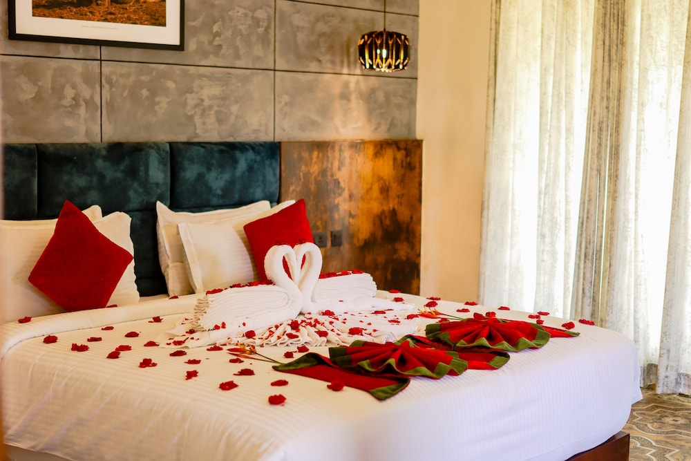Honeymoon Cottage with Jacuzzi - Photo 8