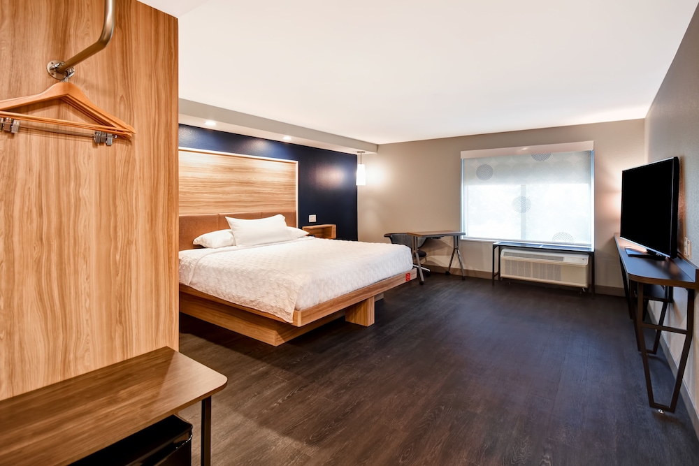 Room, 1 King Bed, Accessible (Hearing, Roll-in Shower) photo 2
