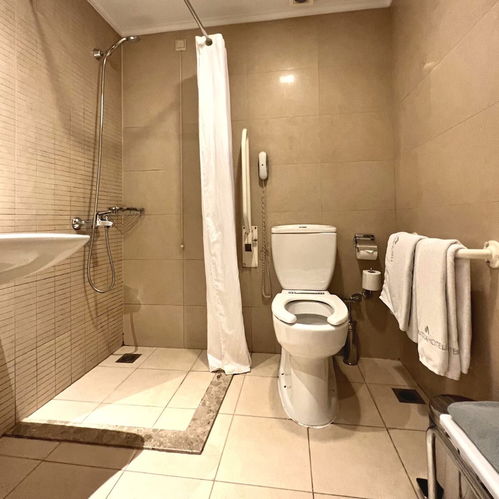 Twin Room - Disability Access - Photo 3