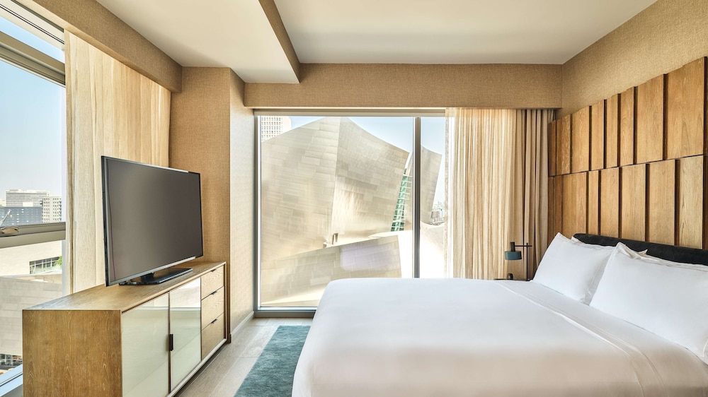 City View One Bedroom Suite King Accessible Roll-in Shower