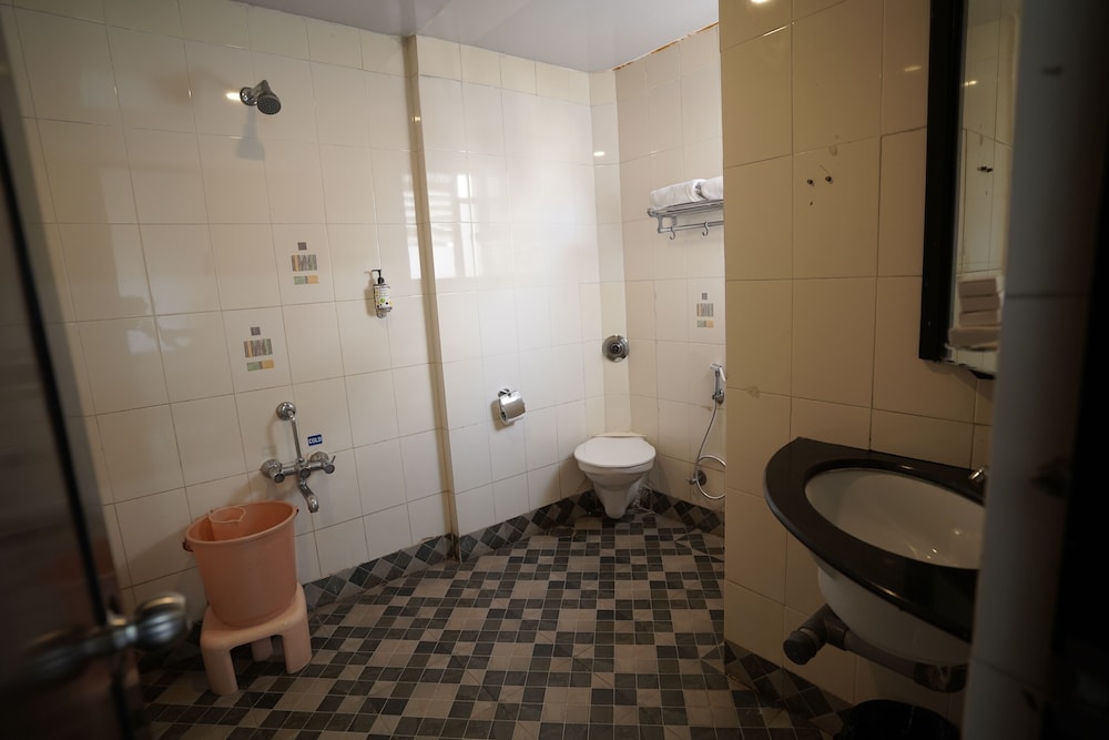 Basic Double or Twin Room - Photo 3