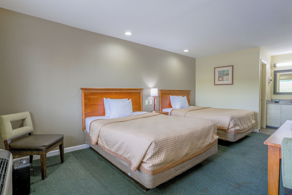Room, 2 Queen Beds, Non Smoking photo 1