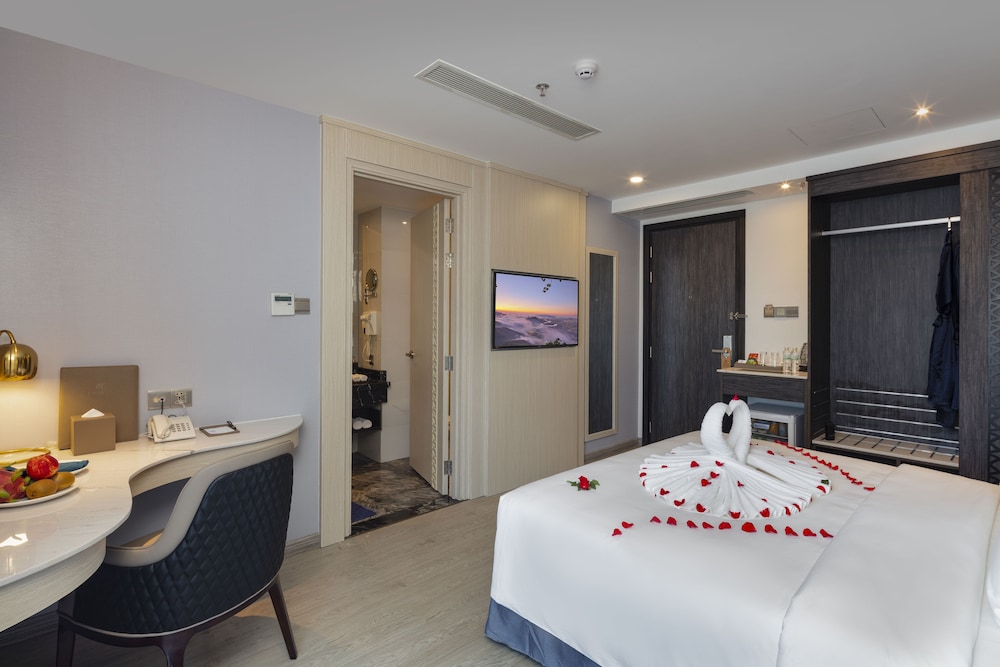 Junior Double or Twin Room, Balcony, City View - Photo 2