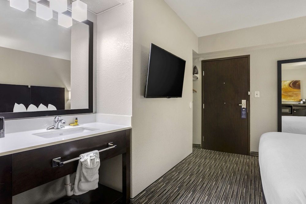 Standard Room, 1 King Bed, Accessible, Non Smoking (Bathtub) - Photo 5