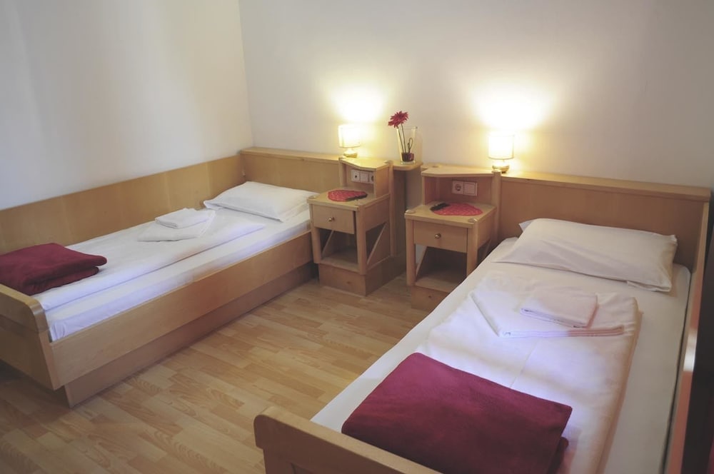Basic Double Room, 2 Twin Beds, Non Smoking - Photo 1
