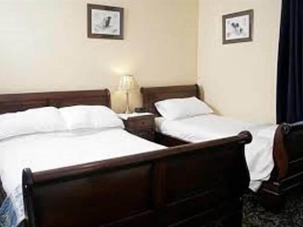 Family Room, Multiple Beds, Ensuite photo 2