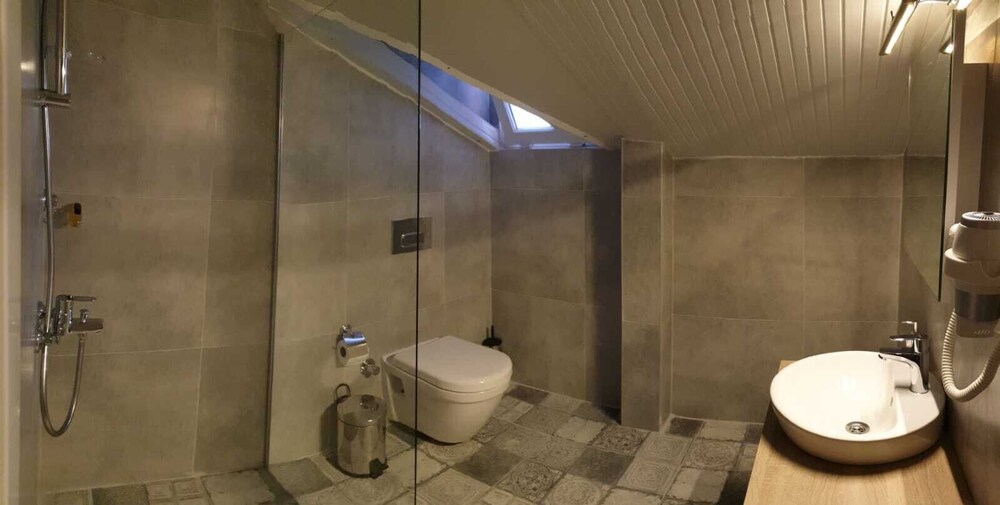 Economy Triple Room photo 2