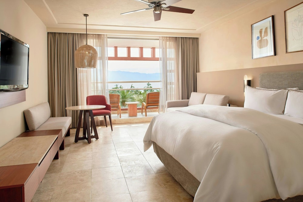 Junior Suite, 1 King Bed with Sofa bed, Partial Ocean View