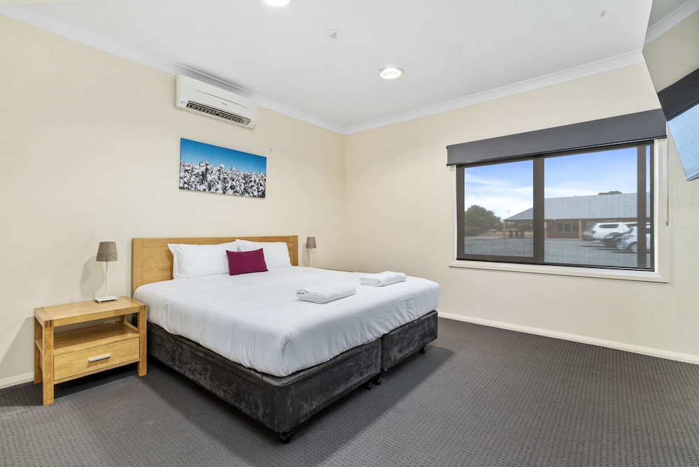 Suite, 1 King Bed, Non Smoking (Efficiency)
