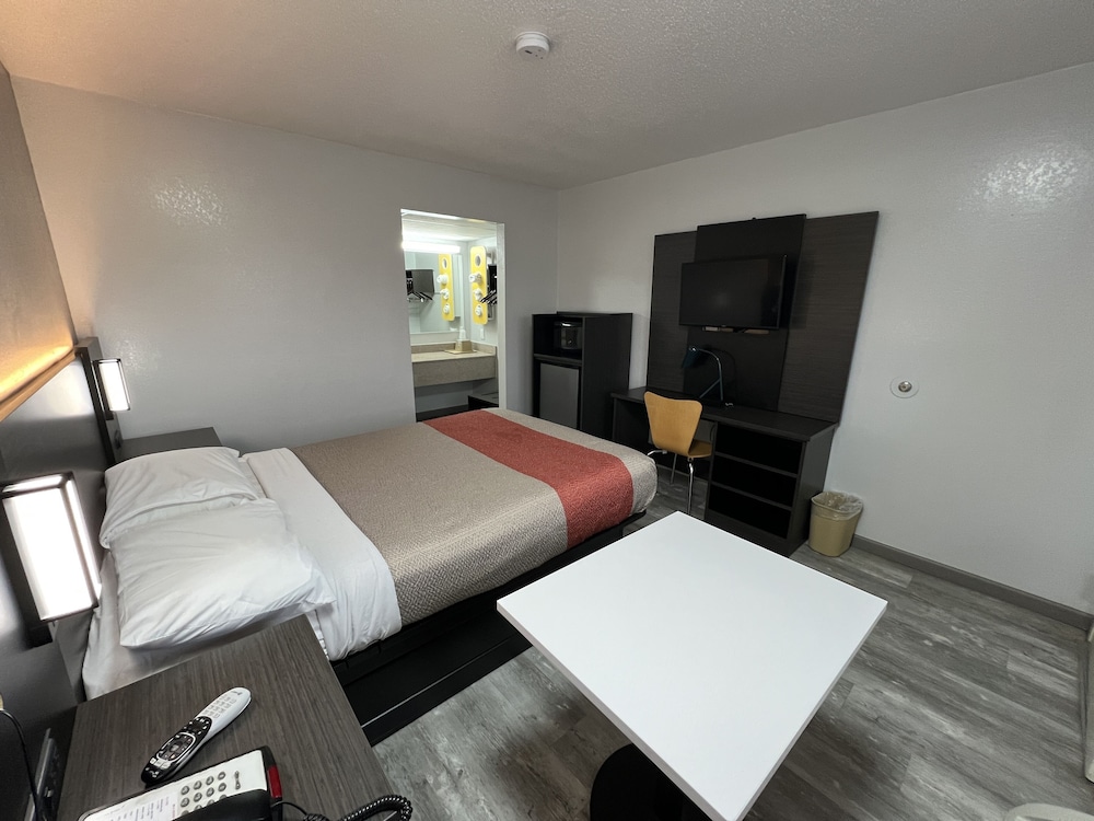 Deluxe Suite, 1 King Bed, Non Smoking, Hot Tub photo 2