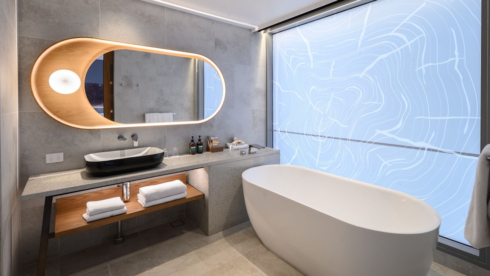 Junior Suite, 1 King Bed, Club Lounge Access thumbnail 6